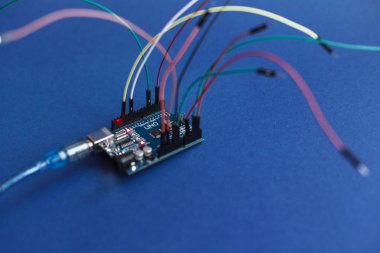 Ternopil, Ukrayna - 5 Mayıs 2019: Basit otomasyon sistemleri ve robotik, mikrodevre, dijital cihazlar, interaktif nesneler oluşturmak için teller geliştirilmesi için Arduino Uno kurulu mikro denetleyici