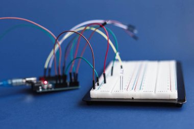 Ternopil, Ukrayna - 5 Mayıs 2019: Basit otomasyon sistemleri ve robotik, mikrodevre, dijital cihazlar, interaktif nesneler oluşturmak için teller geliştirilmesi için Arduino Uno kurulu mikro denetleyici