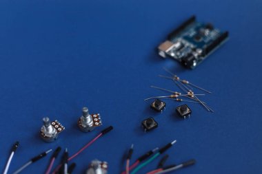 Ternopil, Ukrayna - 5 Mayıs 2019: Mavi arka plan üzerine Diy elektronik kiti, Flat Lay, kopya alanı ile sensör ve araçların çeşitli: Arduino kurulu, düğme, potansiyometre, geliştirme için rezistanslar