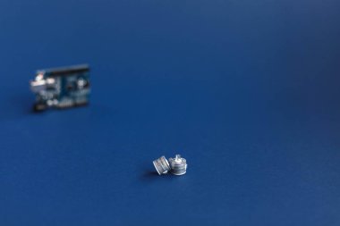 Ternopil, Ukrayna - 5 Mayıs 2019: Mavi arka plan üzerine diyotlar ve programlama eğitim geliştirme platformu için Arduino uno Kurulu. Teknoloji. Elektronik bilgi işlem makinesi. Kavram