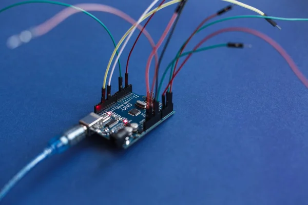 TERNOPIL, UKRAINE - 5 de maio de 2019: Microcontrolador de placa Arduino Uno para o desenvolvimento de sistemas de automação simples e robótica, microcircuito, fios para a construção de dispositivos digitais, objetos interativos — Fotografia de Stock