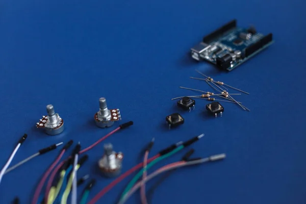 Ternopil, Ukraina-maj 5, 2019: DIY elektroniska kit på den blå bakgrunden, platt låg, variation av sensor och verktyg med kopierings utrymme: Arduino styrelse, knapp, potentiometer, motstånd för utveckling — Stockfoto