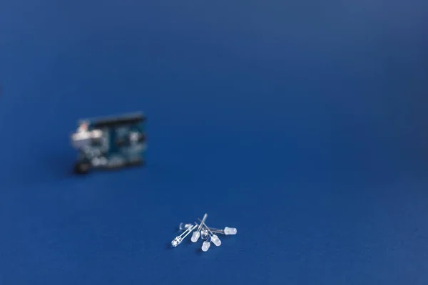 Ternopilu, Ukrajina-Květen 5, 2019: diody na modrém pozadí a na Arduino UNO Board pro programátorskou platformu pro rozvoj vzdělávání. Technologie. Elektronický výpočetní stroj. Koncept — Stock fotografie