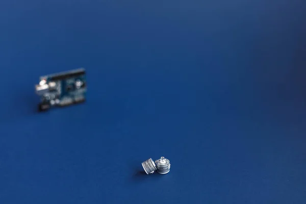 Ternopilu, Ukrajina-Květen 5, 2019: diody na modrém pozadí a na Arduino UNO Board pro programátorskou platformu pro rozvoj vzdělávání. Technologie. Elektronický výpočetní stroj. Koncept — Stock fotografie