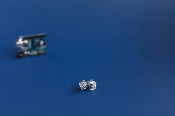 Ternopil, Ukrayna - 5 Mayıs 2019: Mavi arka plan üzerine diyotlar ve programlama eğitim geliştirme platformu için Arduino uno Kurulu. Teknoloji. Elektronik bilgi işlem makinesi. Kavram