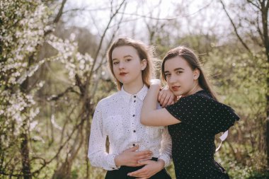 Yeşil bahar gard iki güzel genç kız kardeşi portresi