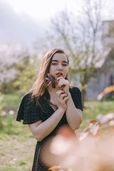 Porträt eines sehr schönen sinnlichen und brünetten Mädchens in einem Blac — Stockfoto