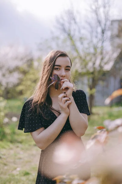 Porträt eines sehr schönen sinnlichen und brünetten Mädchens in einem Blac — Stockfoto