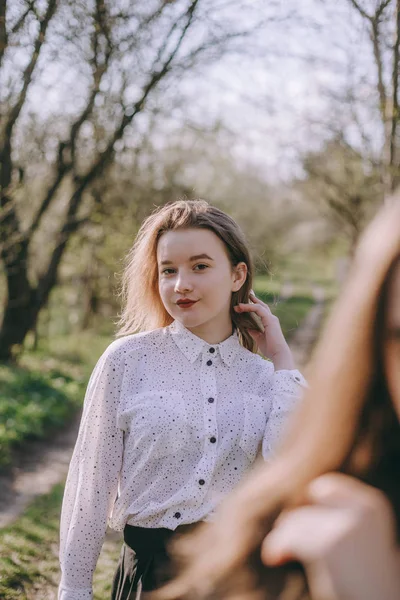 Portrét velmi krásné smyslové a bruneté dívky v Blaku — Stock fotografie