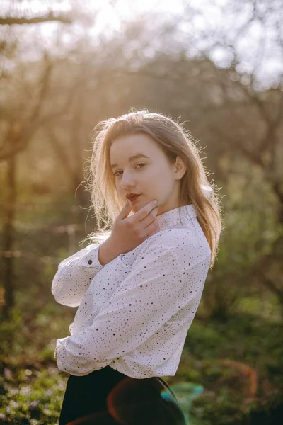 Porträt eines sehr schönen sinnlichen und brünetten Mädchens in einem Blac — Stockfoto