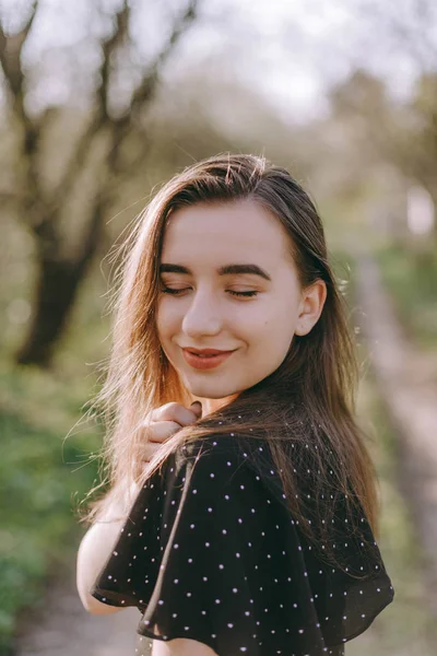 Porträt eines sehr schönen sinnlichen und brünetten Mädchens in einem Blac — Stockfoto