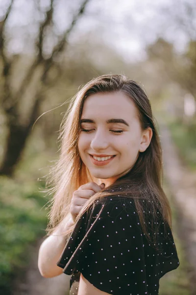 Porträt eines sehr schönen sinnlichen und brünetten Mädchens in einem Blac — Stockfoto