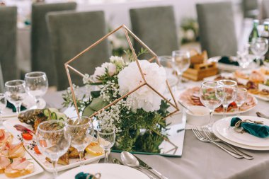 Evlilik için güzel düğün Restoran. Gelin ve damat için beyaz dekor. Renkli dekorasyon kutlama için. Güzellik gelin iç. Buket ve çiçek salonda