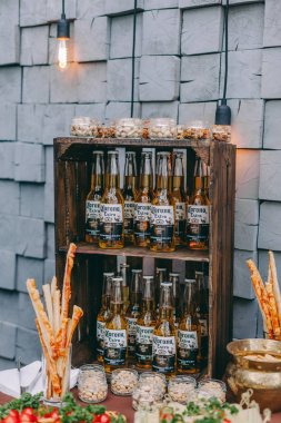 bira ve iştah açıcı atıştırmalıklar. Tablo Lager, ızgara sosis, sarımsak ve sos, ahşap tahta iki kupalar ile fındık tuzlu. Oktoberfest gıda, pub konsepti