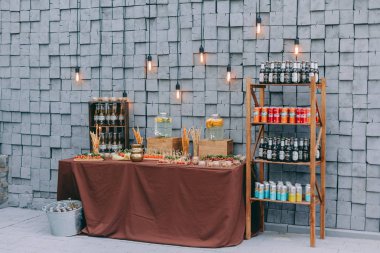 Güzel dekore edilmiş yemek sofrası farklı atıştırmalıklar ve sandviçli aperatifler.