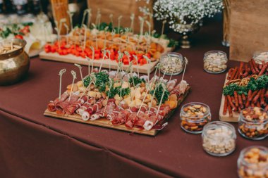 Masa üzerinde ahşap masada tuzlu fındık, düğün resepsiyon. bira barı ve atıştırmalıklar sunulmaktadır. restoranda Catering