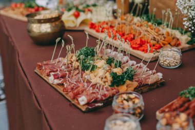 Farklı yiyecekler, sosis, salam, pepperoni dilimlenmiş Catering ziyafet masası dekore