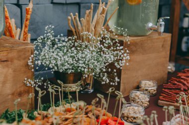 Düğün Ziyafet tablo çiçek dekorasyonu ile