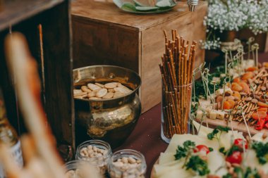 bira ve iştah açıcı atıştırmalıklar. Tablo Lager, ızgara sosis, sarımsak ve sos, ahşap tahta iki kupalar ile fındık tuzlu. Oktoberfest gıda, pub konsepti