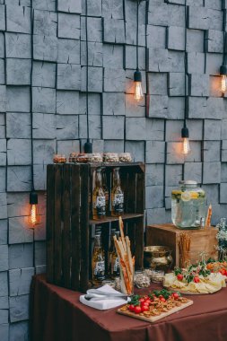 bira ve iştah açıcı atıştırmalıklar. Tablo Lager, ızgara sosis, sarımsak ve sos, ahşap tahta iki kupalar ile fındık tuzlu. Oktoberfest gıda, pub konsepti