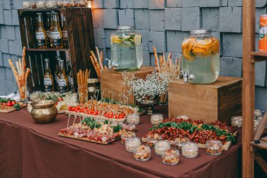 Güzel dekore edilmiş yemek sofrası farklı atıştırmalıklar ve sandviçli aperatifler.