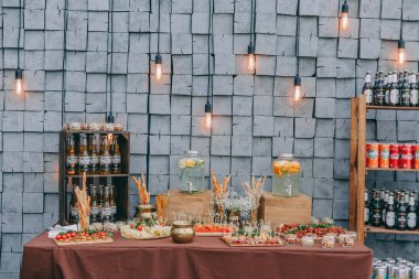 Güzel dekore edilmiş yemek sofrası farklı atıştırmalıklar ve sandviçli aperatifler.