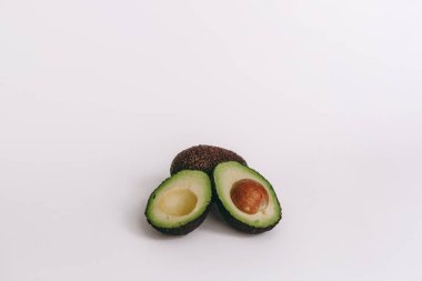 Beyaz arka planda avokado yarısı. üst görünüm