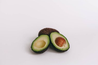 Beyaz arka planda avokado yarısı. üst görünüm