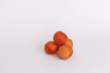beyaz zemin üzerine taze tatlı şeftali
