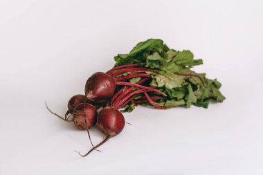 Beyaz arka planda taze pancar. Yakın çekim.