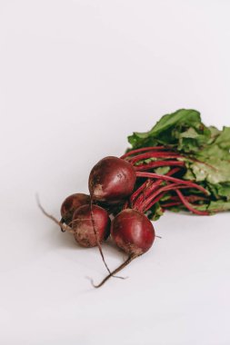 Beyaz arka planda taze pancar. Yakın çekim.