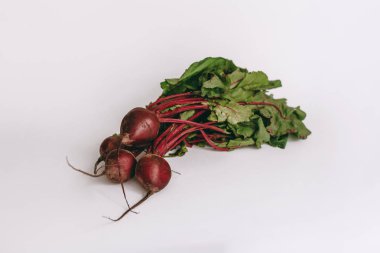 Beyaz arka planda taze pancar. Yakın çekim.