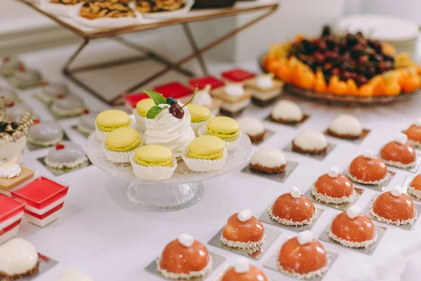 Table de banquet traiteur joliment décorée avec hamburgers, profiteroles, salades et snacks froids. Variété de délicieux snacks savoureux sur la table — Photo