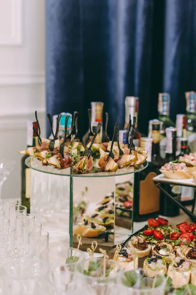 Table de banquet traiteur avec snacks, sandwichs, gâteaux, tasses et assiettes, self service, buffet ouvert, vue horizontale — Photo