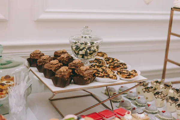 Table de banquet traiteur joliment décorée avec hamburgers, profiteroles, salades et snacks froids. Variété de délicieux snacks savoureux sur la table — Photo