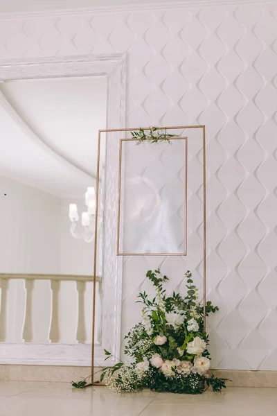 Lista, plano, gráfico da área de estar dos hóspedes nas mesas do restaurante. Os hóspedes de casamento de mesas no cavalete na recepção de casamento. O quadro é decorado com flores verdes e vegetação . — Fotografia de Stock