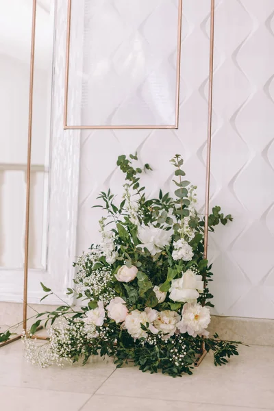 Lista, plano, gráfico da área de estar dos hóspedes nas mesas do restaurante. Os hóspedes de casamento de mesas no cavalete na recepção de casamento. O quadro é decorado com flores verdes e vegetação . — Fotografia de Stock