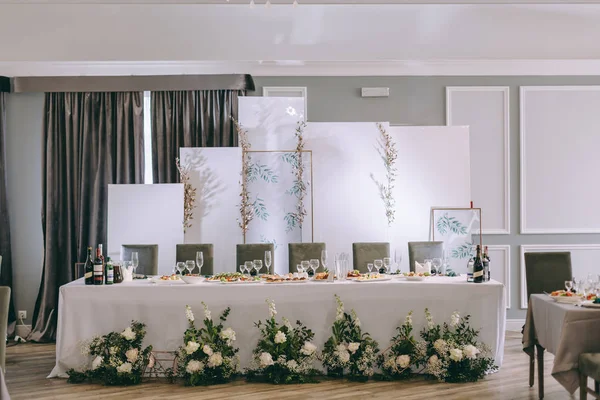 Mesa de casamento servindo. Casamento decoração clássica. Mesa de casamento decorada para os recém-casados. Bela decoração com rosas pastel e vegetação — Fotografia de Stock