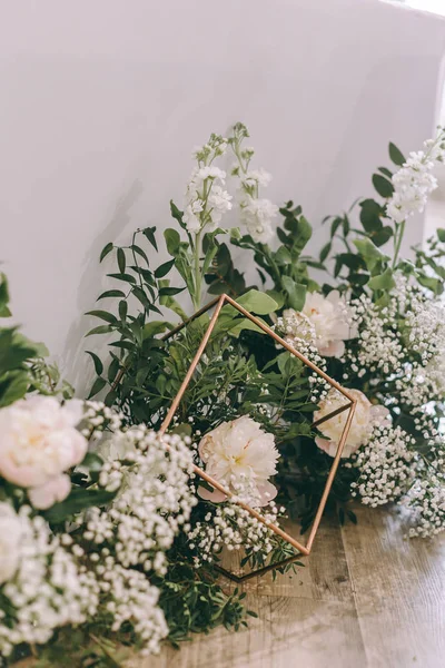 Εστιατόριο όμορφο γάμο για το γάμο. Λευκή διακόσμηση για τη νύφη και το γαμπρό. Πολύχρωμο στολισμό για γιορτή. Νυφική ομορφιά εσωτερικό. Ανθοδέσμη και λουλούδια στην αίθουσα — Φωτογραφία Αρχείου