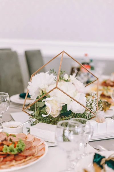 Hermoso restaurante de bodas para el matrimonio. Decoración blanca para novios. Colorida decoración para la celebración. Belleza interior nupcial. Ramo y flores en la sala —  Fotos de Stock