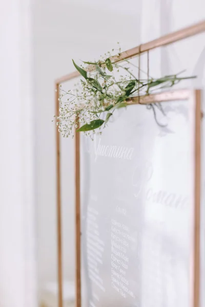Κατάλογος, σχέδιο, διάγραμμα του καθιστικού των καλεσμένων στα τραπέζια του εστιατορίου. Τραπέζια για τους καλεσμένους του γάμου στο καβαλέτο στη γαμήλια δεξίωση. Το πλαίσιο είναι διακοσμημένο με πράσινα λουλούδια και πράσινο. — Φωτογραφία Αρχείου