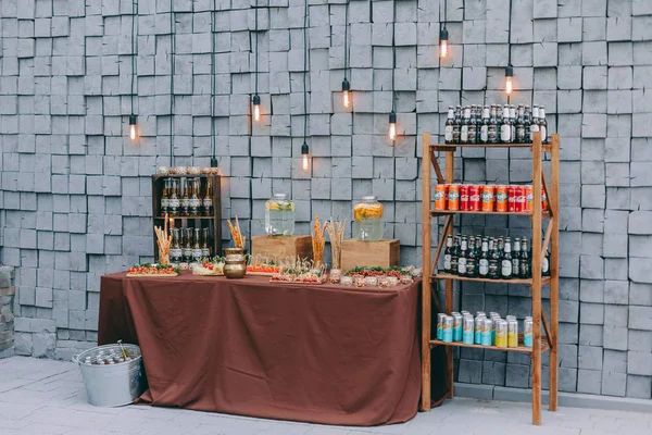 Güzel dekore edilmiş yemek sofrası farklı atıştırmalıklar ve sandviçli aperatifler.