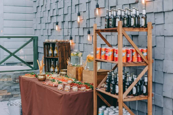 Table de banquet traiteur joliment décorée avec différentes collations alimentaires et apéritifs avec sandwich — Photo