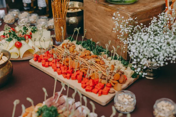 Noix salées sur le bureau en bois sur la table, réception de mariage. bar à bière et snacks. restauration au restaurant — Photo