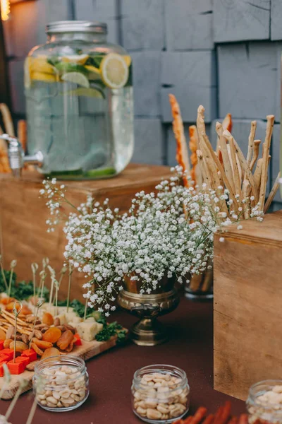 Table de banquet de mariage avec décoration de fleurs — Photo