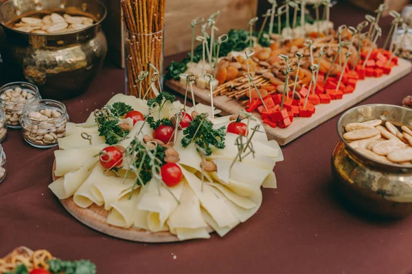 Noix salées sur le bureau en bois sur la table, réception de mariage. bar à bière et snacks. restauration au restaurant — Photo