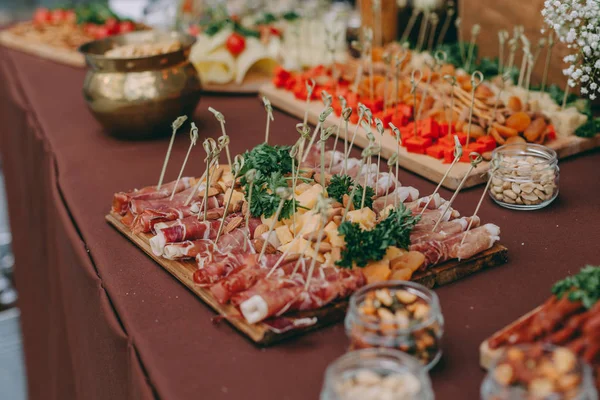 Table de banquet décorée avec différentes collations alimentaires, saucisse, salami, pepperoni tranché — Photo