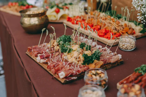 Farklı yiyecekler, sosis, salam, pepperoni dilimlenmiş Catering ziyafet masası dekore