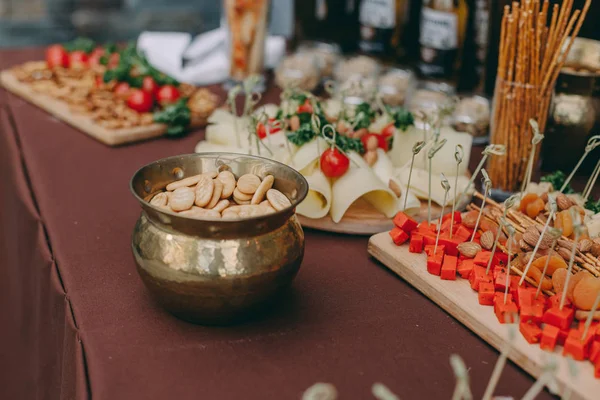 Table de banquet décorée avec différentes collations alimentaires, saucisse, salami, pepperoni tranché — Photo