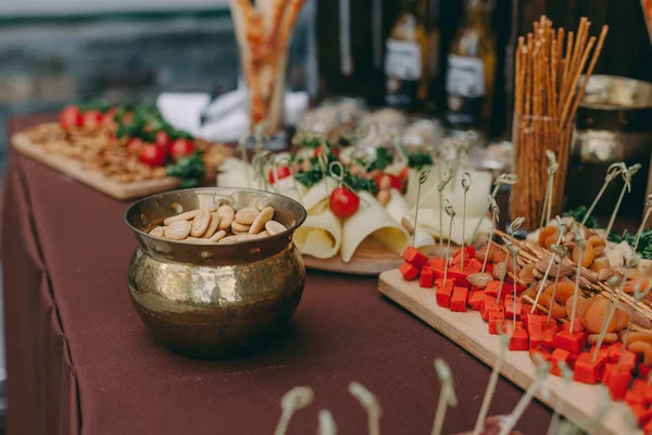 Table de banquet décorée avec différentes collations alimentaires, saucisse, salami, pepperoni tranché — Photo